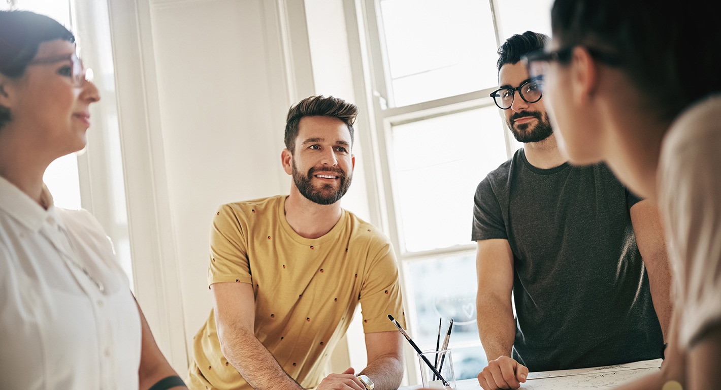 groupe-de-personnes-qui-discutent