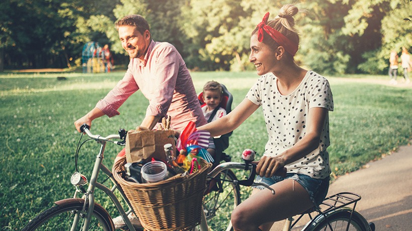 Les risques de l'imprévoyance : Famille se promenant à vélo