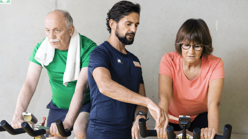 Un coach de la maison sport santé Mon Stade anime anime une séance d'activité physique adaptée
