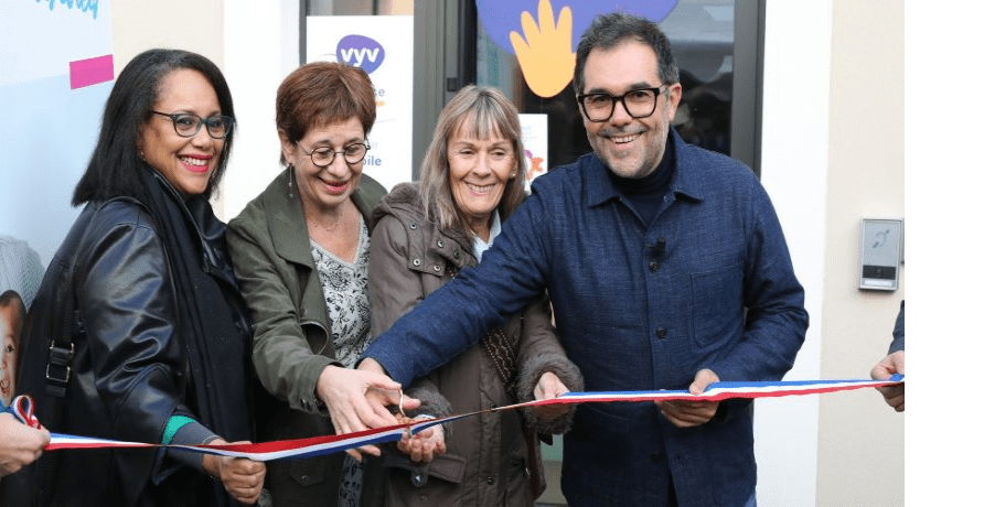 Stéphane Junique et les responsable de la crèche du Mans. VYV Enfance
