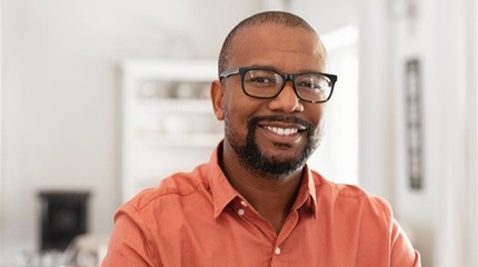 Homme souriant