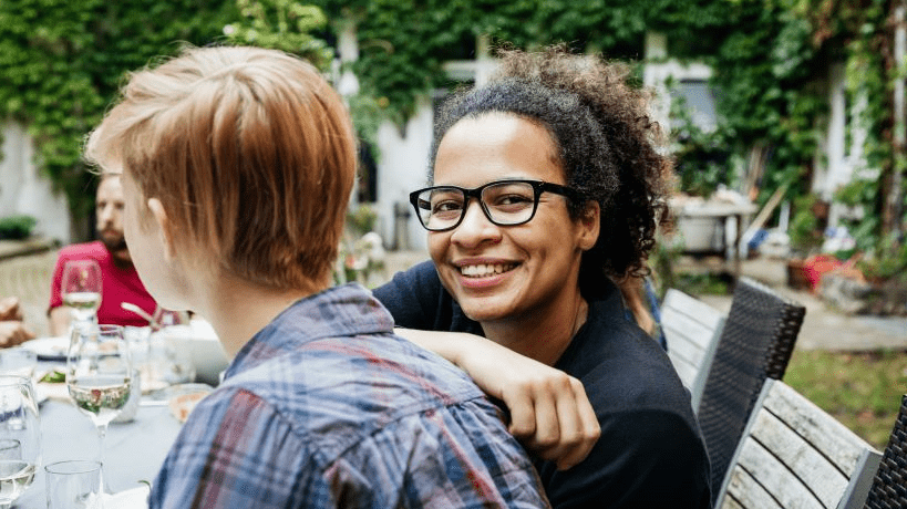 2 jeunes femmes souriantes