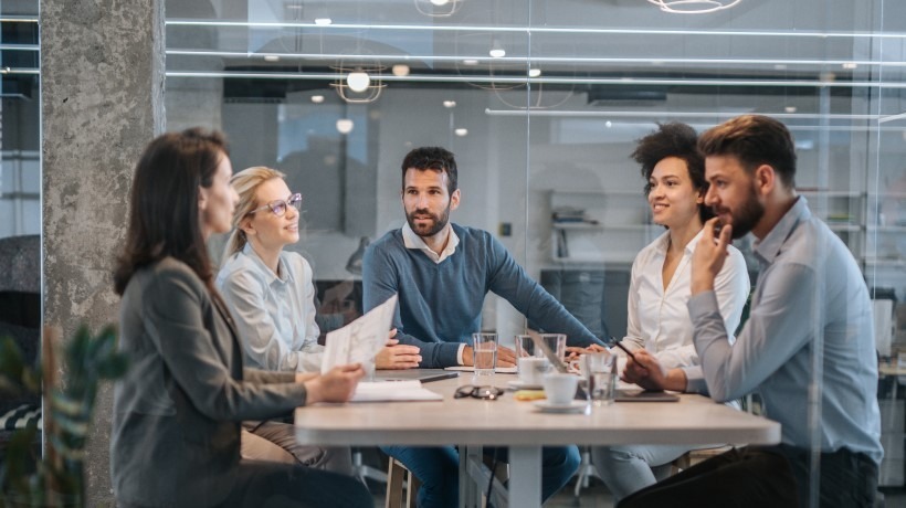 Groupe de personnes discutant autour d'une table
