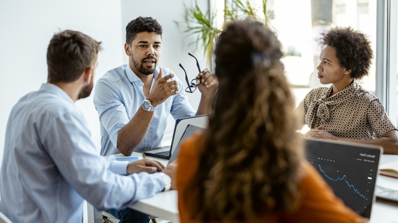groupe-de-personne-autour-dune-table-en-entreprise