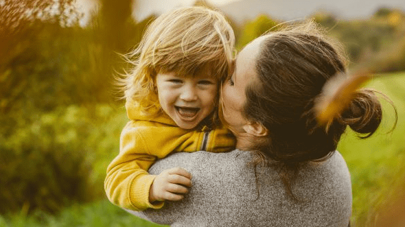 une-jeune-mere-et-son-enfant