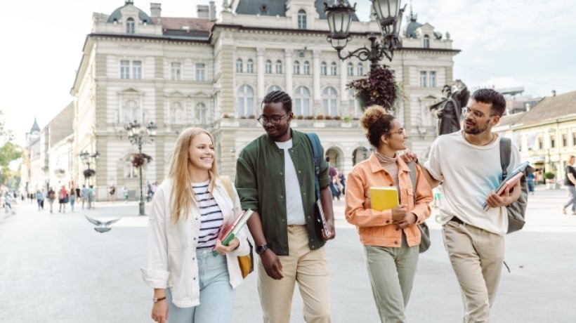 4 personnes qui marchent