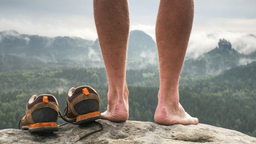 Pieds et baskets dans la nature pour illustrer le sport santé