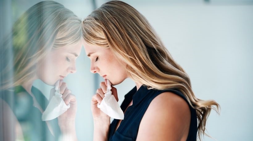 Une jeune femme triste pour illustrer le thème de la santé mentale