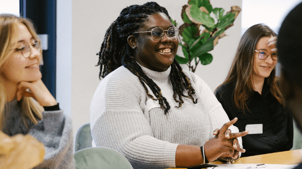 jeunes-femmes-souriantes-en-reunion