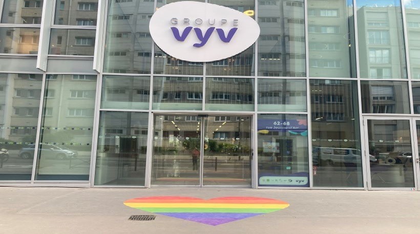 L'entrée du Groupe VYV aux couleurs du mois des fiertés