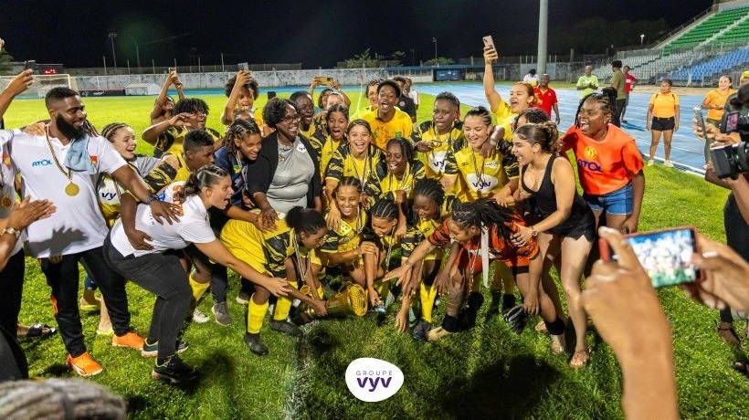 Anne KELLERY du groupe VYV remettant le trophée