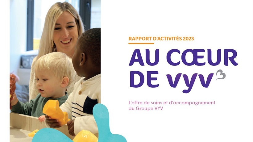 1ere de couverture du rapport annuel avec une auxiliaire qui joue avec des enfants dans une crèche VYV Enfance