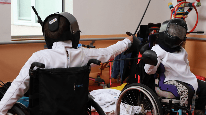 Deux jeunes en fauteuil roulant s'essaient à l'escrime dans le cadre de l'événement O'Coeur du Sport