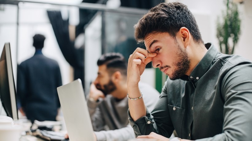 personne stressé qui travaille