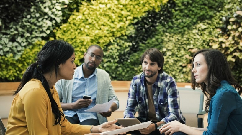 Groupe de personne qui parlent assises