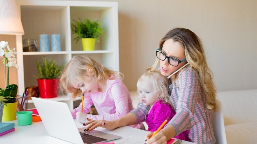 Femme qui travaille avec des enfants en télétravail