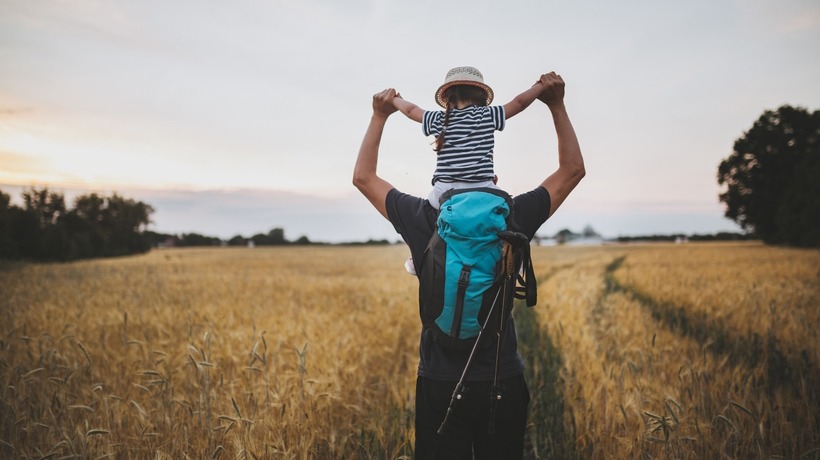 Père et fille en balade dans la nature