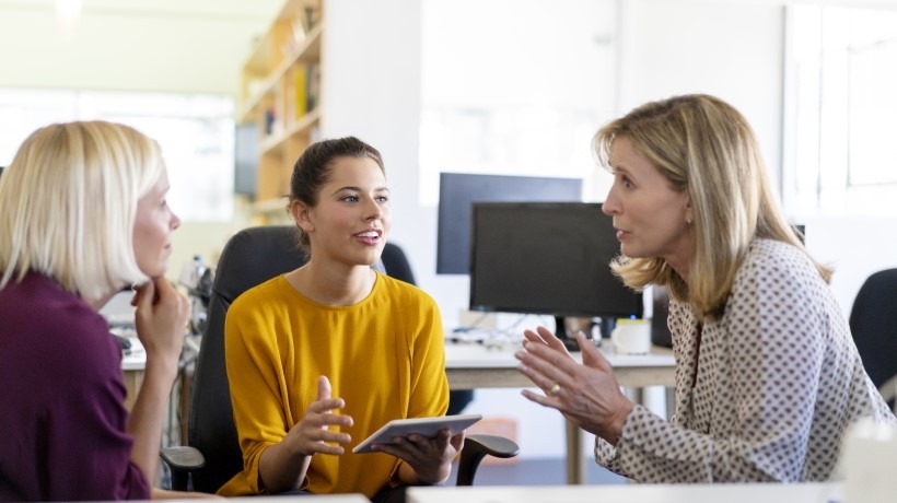 Femmes qui discutent au travail