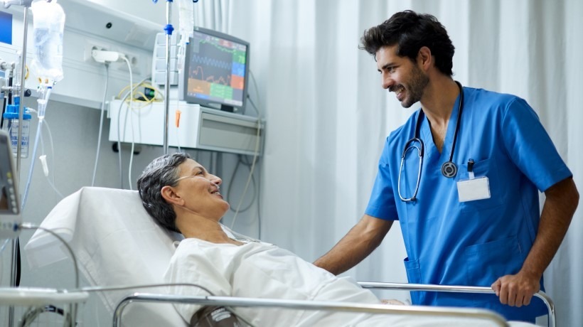 personne hospitalisée avec un médecin