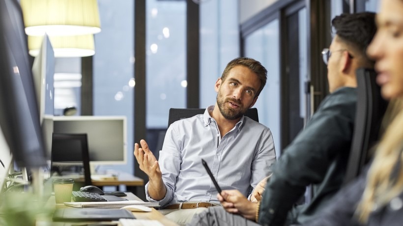 personne qui discute en entreprise