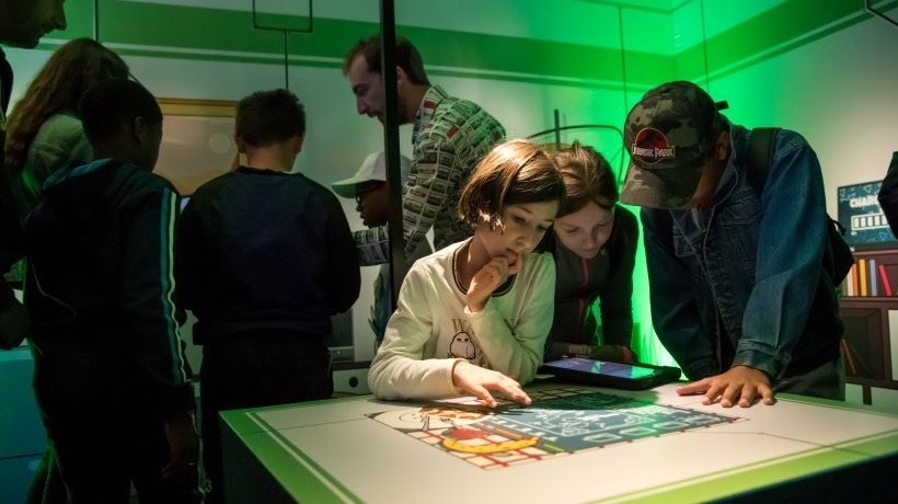 Gardiens et gardiennes du numérique. Des enfants jouent au jeu interactif