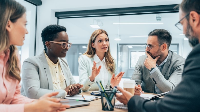 groupe personne discutant autour d'une table