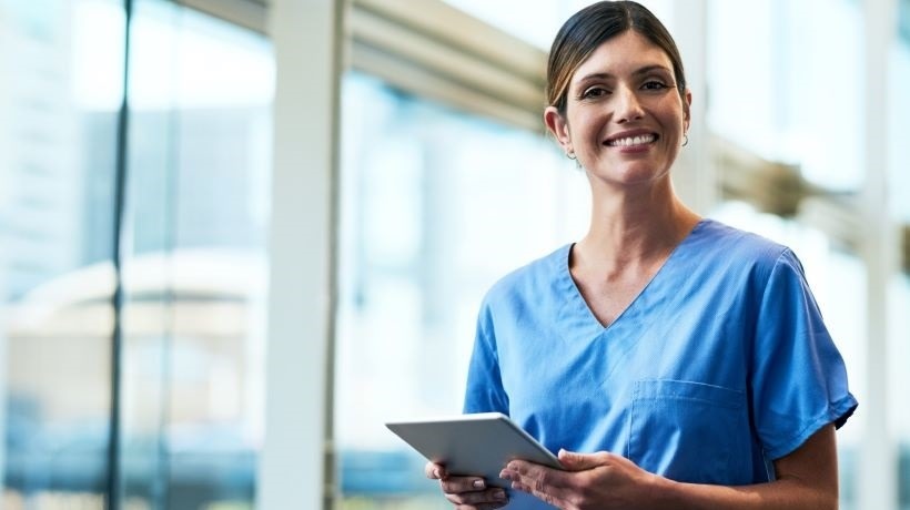 Image d'une infirmière connectée pour illustrer le CP INterreg
