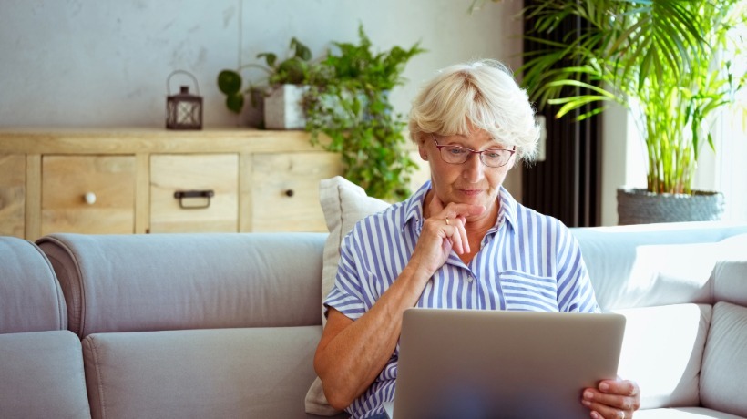Image illustrant une femme sur son ordinateur