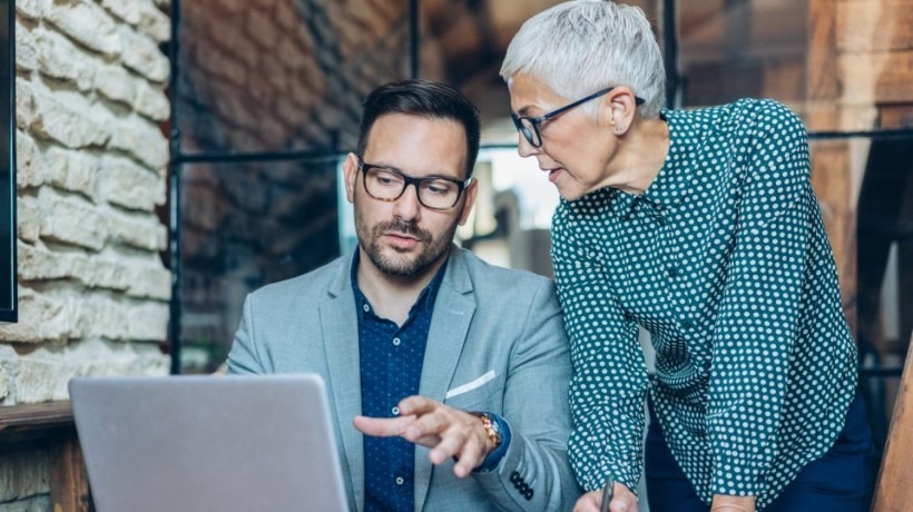 2 personnes regardant un oridnateur
