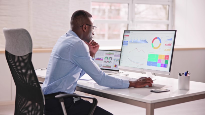 homme regardant graphique