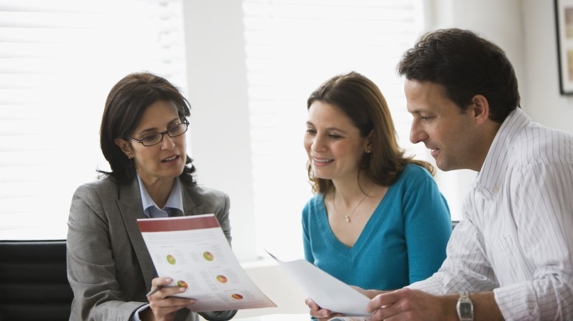 3 personnes qui regardent un document