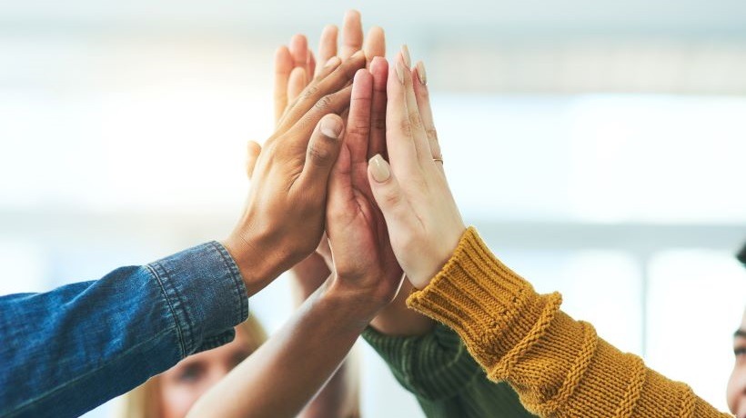 Des mains jointes pour symboliser la réussite du groupe