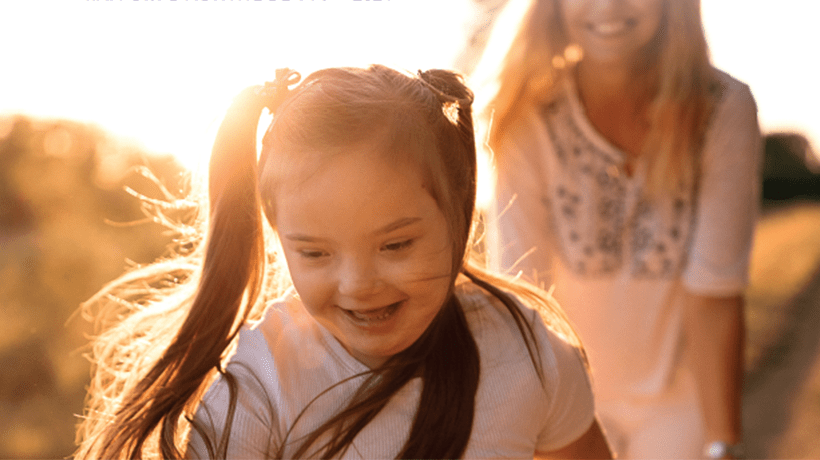 Petite fille courant devant sa maman