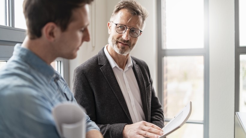 2 personnes qui regardent une feuille