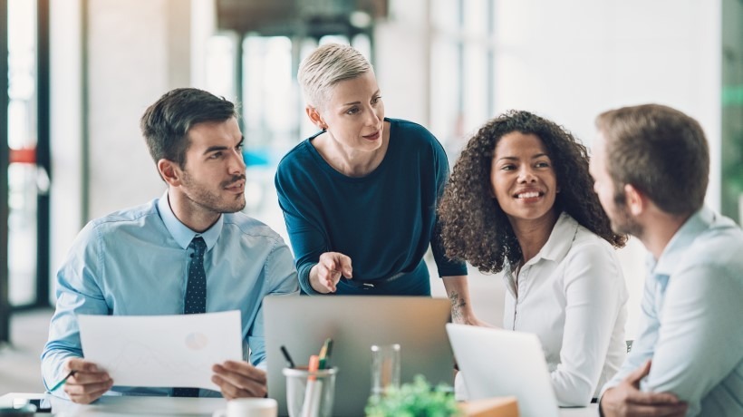 plusieurs personnes qui discutent autour d'une table